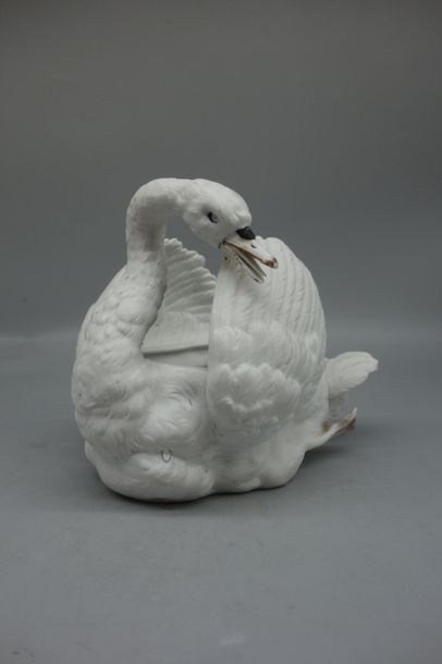 COUPE en biscuit polychrome simulant un ...