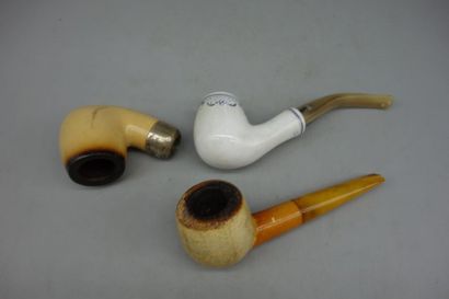 Deux pipes en écume, et une en porcelain...