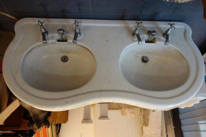 Un lavabo à double vasque en faience. 