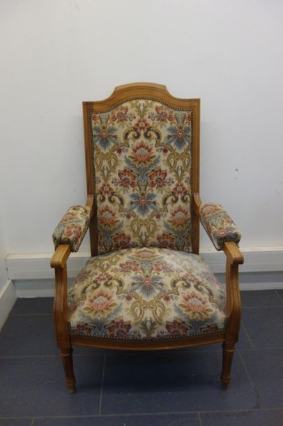 Fauteuil en bois à haut dossier, pieds cannelés,...