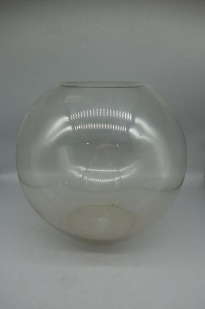 Vase boule en verre. 