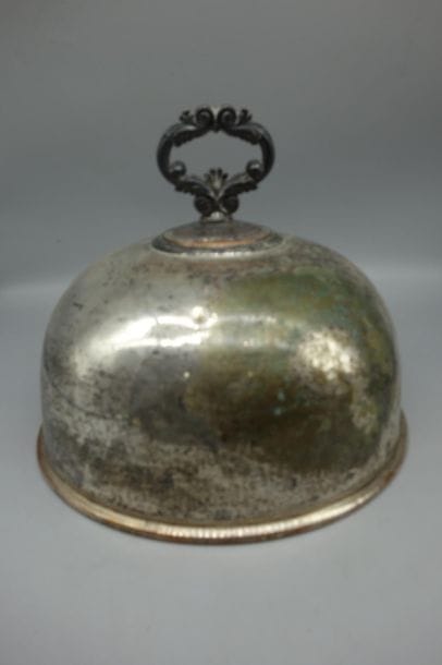 Une cloche en métal argenté. 