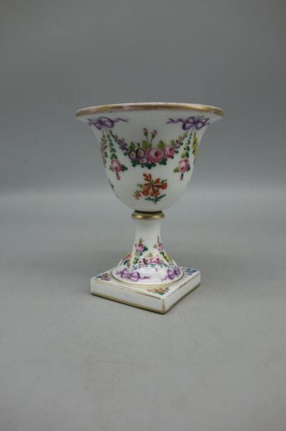 Petit vase de forme Médicis à décor de guirlandes...