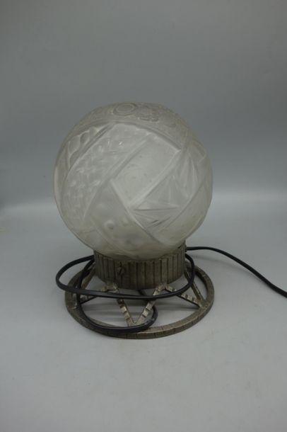 Veilleuse à globe en verre pressé moulé,...