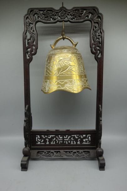 Cloche en métal doré à décor asiatique sur...