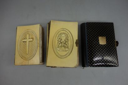 Lot de 3 MISSELS de communiante, l'un en...