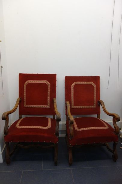 Paire de fauteuils à haut dossier de style...