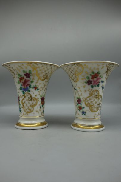 Paire de vases en porcelaine de Paris à décor...