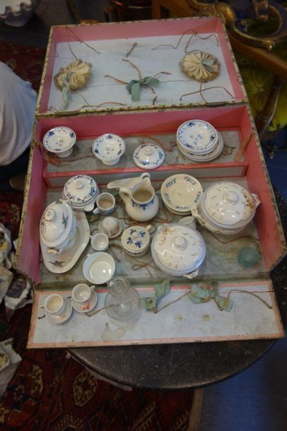 Deux boites de dinette en faience. 