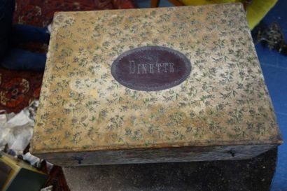 Deux boites de dinette en faience. 