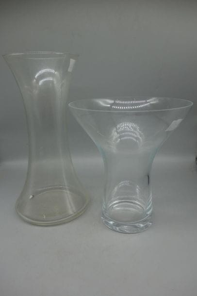 Deux vases en verre translucide. 