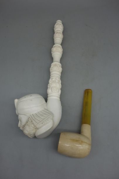 Deux pipes dont une en écume sculptée. 