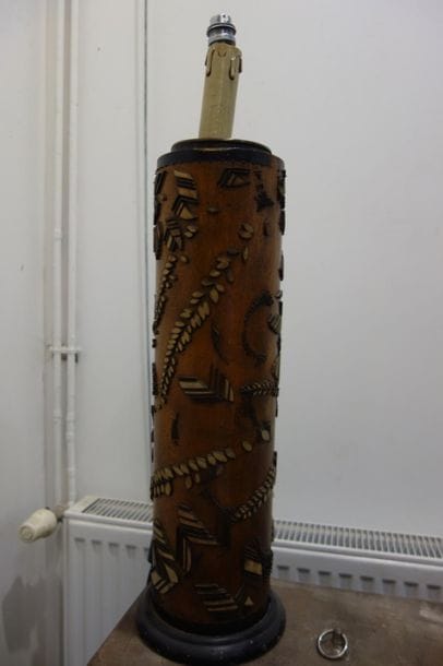 Grand pied de lampe en bois à décor végétal....