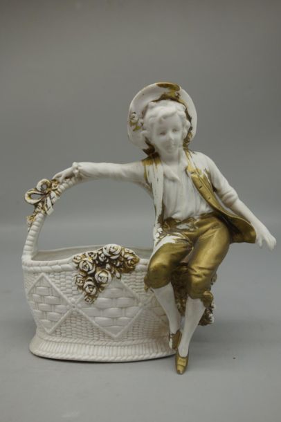 Bouquetière en biscuit partiellement dorée...