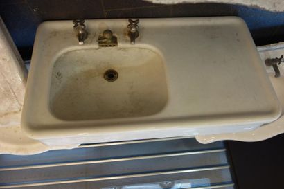 Un évier en faience. 