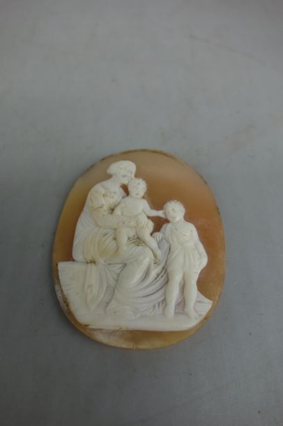 Camée figurant une femme et deux enfants...
