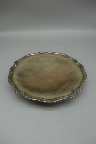 Coupe tripode en argent ciselé à décor de...