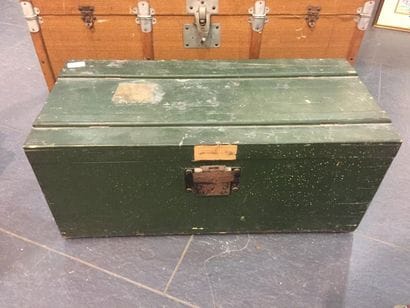 Une malle en bois teinte en vert 