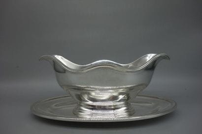 ERCUIS. Saucière en métal argenté à décor...