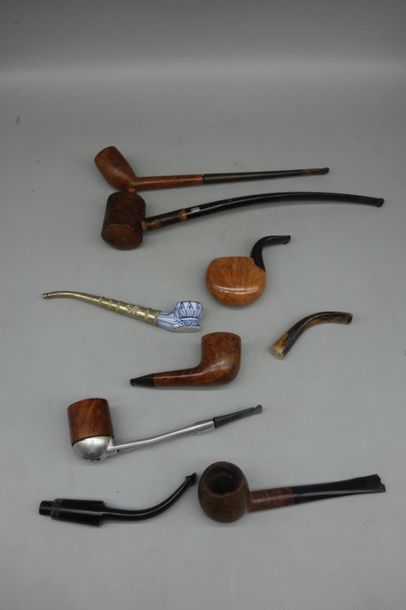 Sept pipes dont une en porcelaine, certaines...