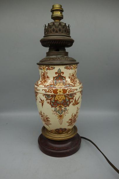 Vase à décor de frises fleuries et oiseaux....