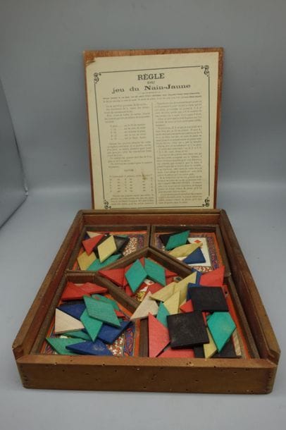 Une boîte à jeux. 
