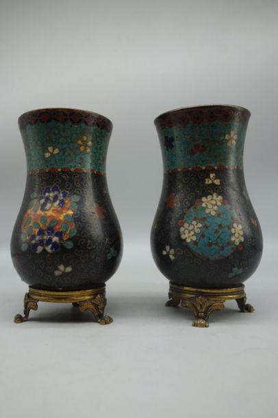 Une paire de vases en cloisonné asiatique...