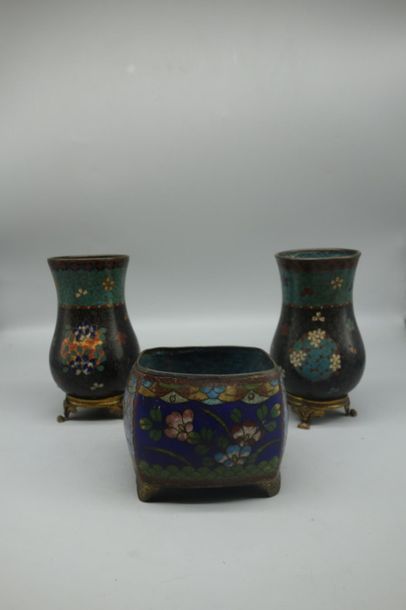 Une paire de vases en cloisonné asiatique...