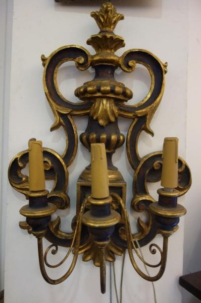 Grande applique en bois noirci et doré à...