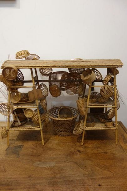 Art Populaire. Amusant stand de vannerie...