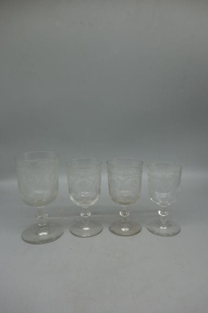 Partie de service de verres à décor de rosaces...