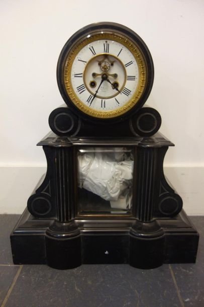 Pendule borne en marbre noir. Accidents....