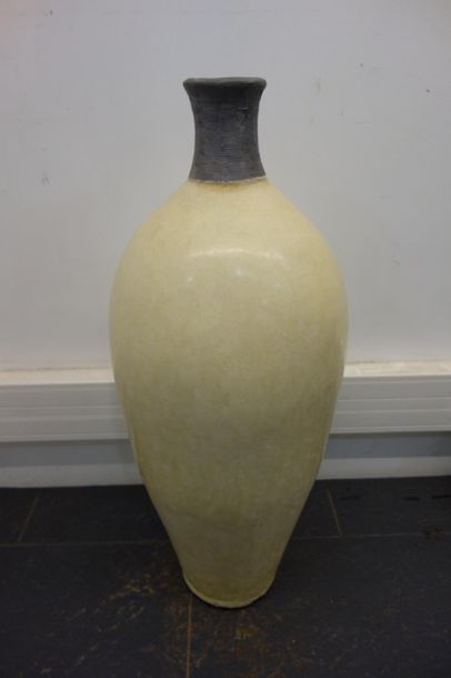 Grand vase beige à corps ovoide à col argenté....
