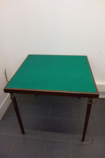 Une table à jeux pliante. 
