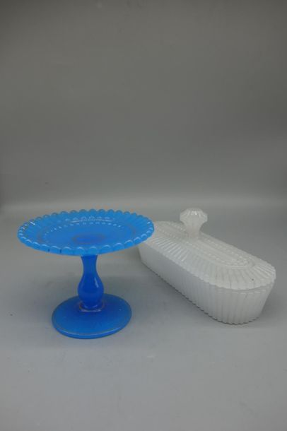 Lot en opaline de foire, comprenant un baguier...