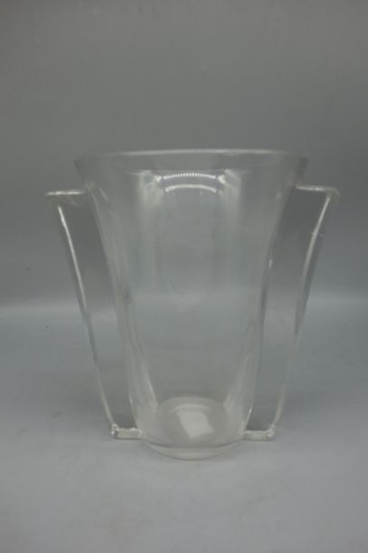 SAINT LOUIS, vase en cristal incolore. Epoque...