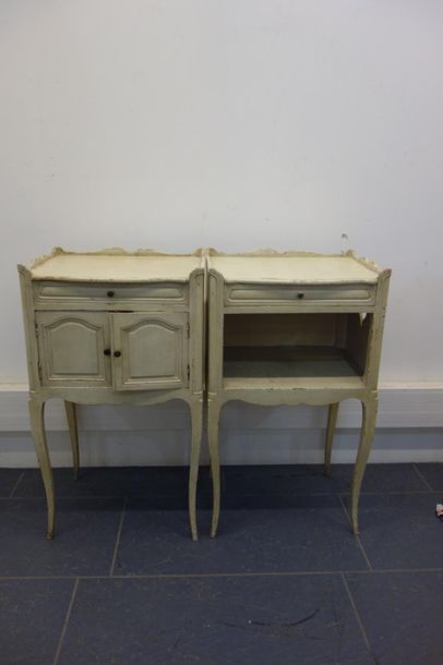 Paire de chevets en bois peint ouvrant par...