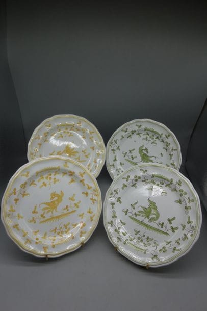 Lot de vingt-deux assiettes en faïence dans...
