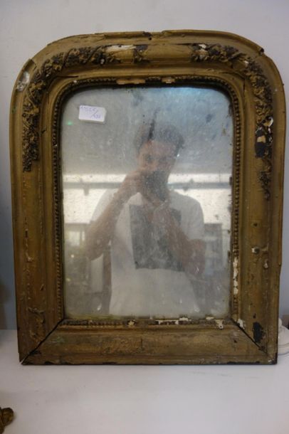 Miroir en bois et stuc doré. Teint piqué....