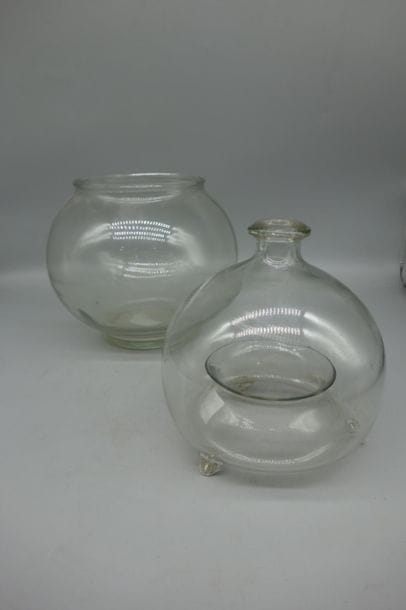 Un piège à guêpes en verre et un petit vase...
