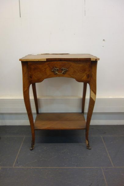 Petite table de salon marquetée ouvrant à...