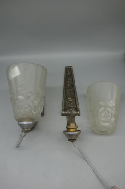 Paire d'appliques en métal argenté et verre...