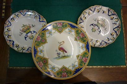 Paire d'assiettes à bord chantourné à décor...