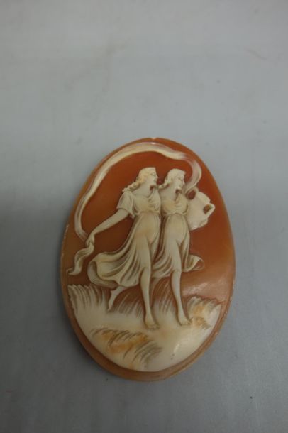Camée figurant deux femmes dans le goût Antique...