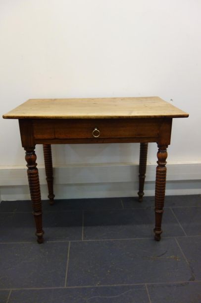 Petit bureau en bois naturel ouvrant à un...