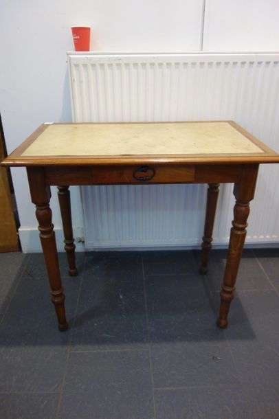 Petit bureau en bois naturel ouvrant à un...