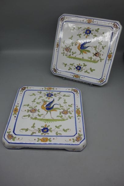 Lot de deux dessous de plat en faïence dans...