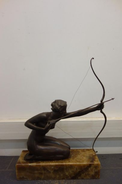 Femme tirant à l'arc, sculpture en bronze...
