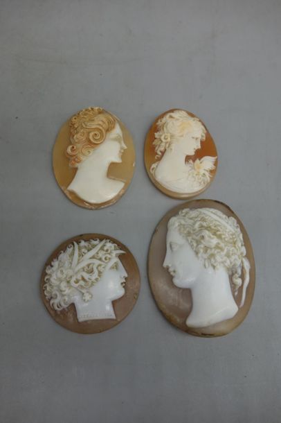 Lot de quatre camées figurant des profils...