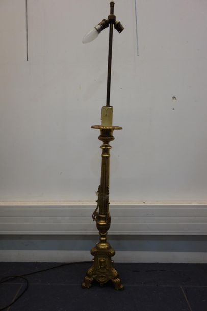 Pique cierge monté en lampe en laiton, composé...